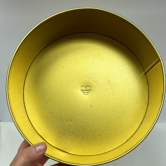 Vintage large round crimson and gold fruitcake tin by Guildcraft NY - Picture 6 of 8